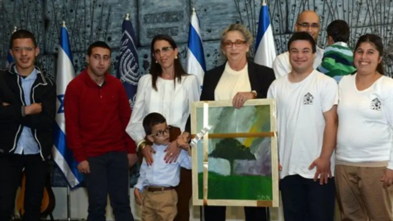 נחמה ריבלין עם ילדי אקי"ם