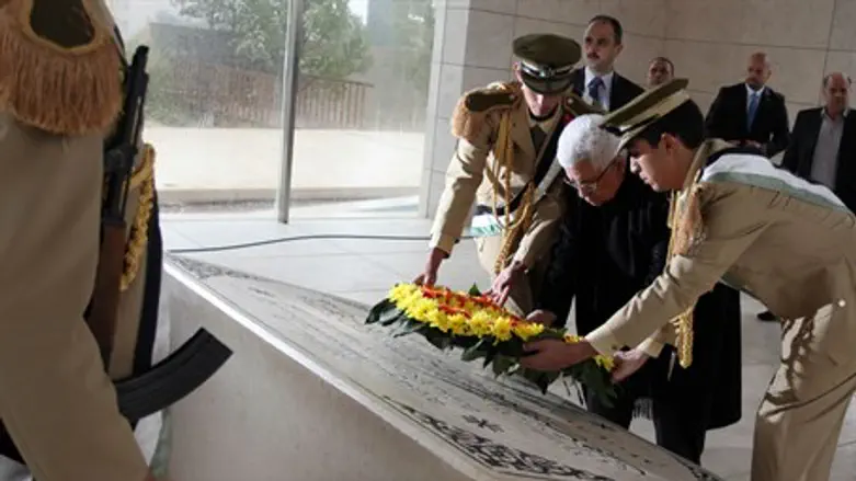 Махмуд Аббас на могиле Ясира Арафата