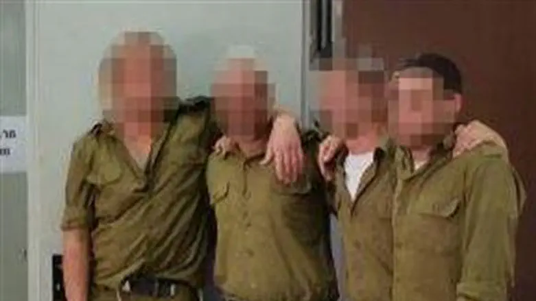 חיילים בבית הדין