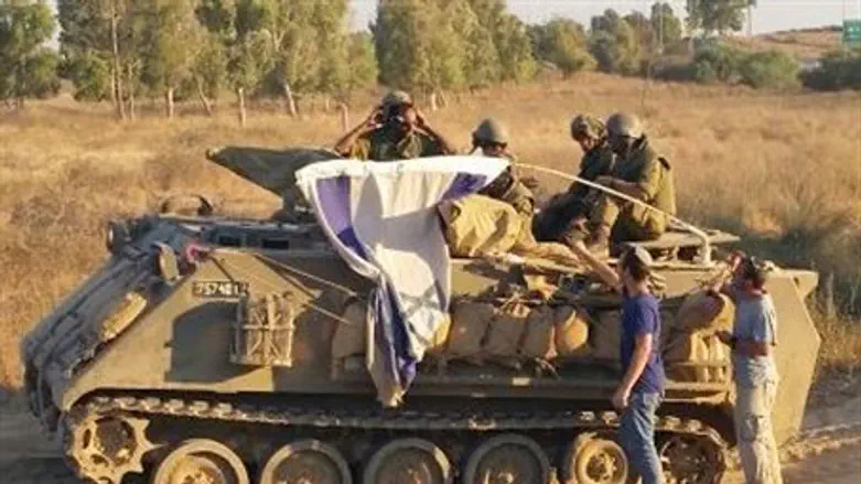 Honenu hands out legal aid cards