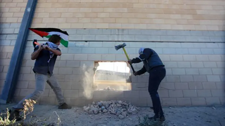 פורצים חומת ההפרדה