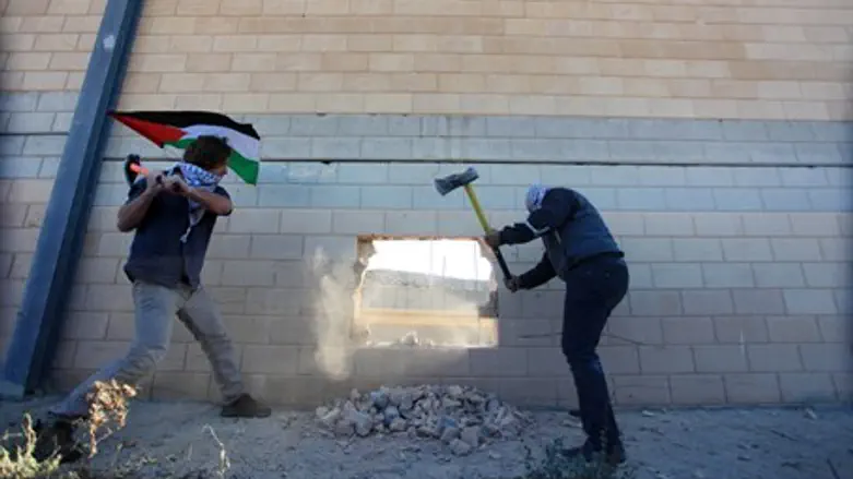 Арабы разрушают защитную стену Иерусалима