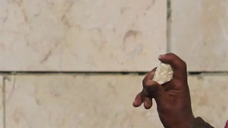 זריקת אבנים