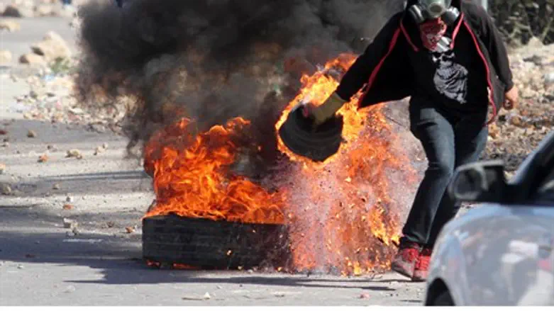 Arab rioter (illustration)