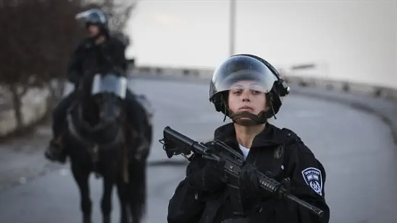 Female Border Patrol officer at Issawiya entr