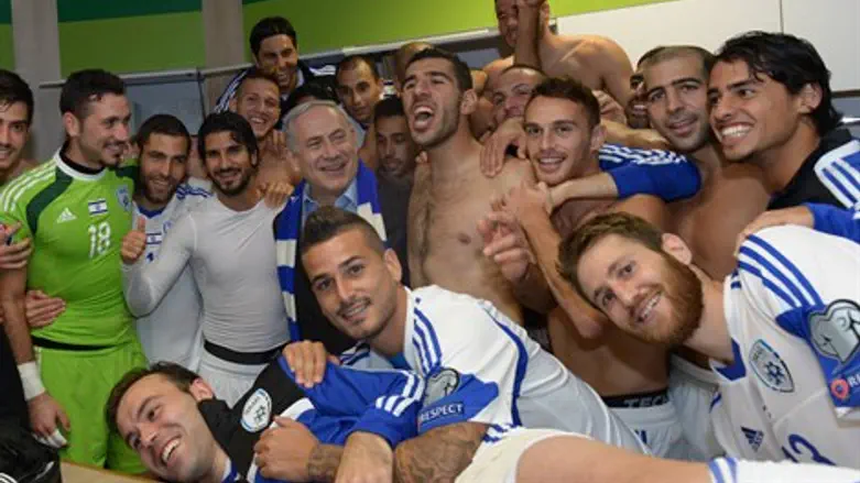 נתניהו והשחקנים בסלפי אחרי המשחק