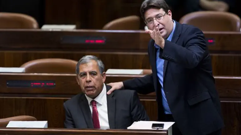 אופיר אקוניס ומיקי לוי