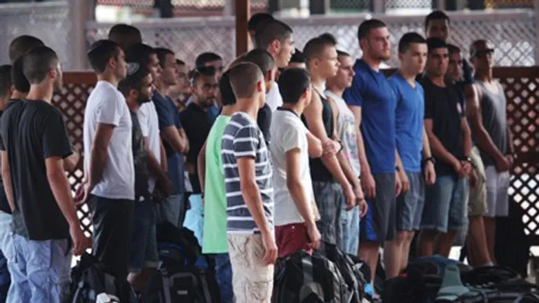 Young Israelis at IDF recruitment office (fil