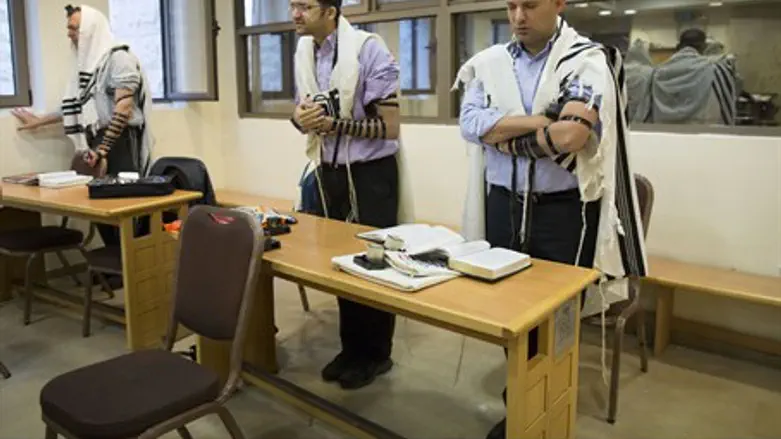 Нафтали Беннет в синагоге в Хар-Ноф