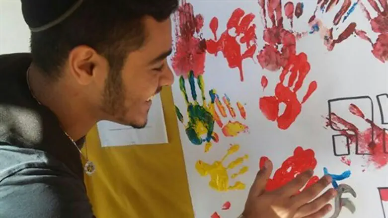 חותמים על השלט