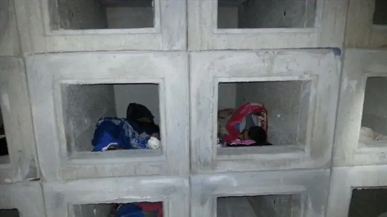 ישנים בקברים הריקים