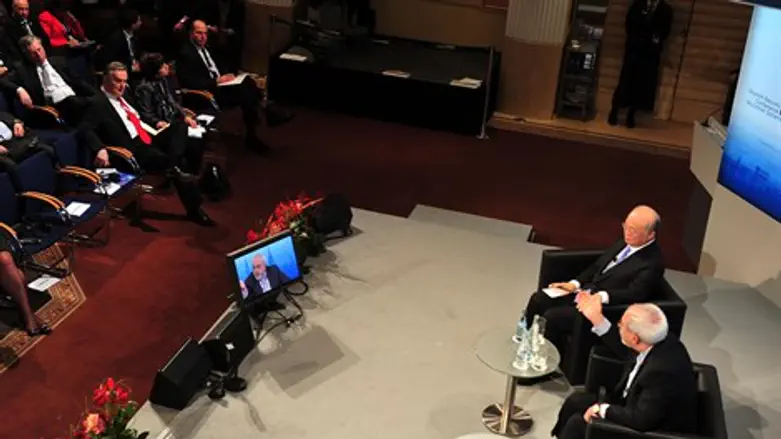 זריף נואם. המערב מקשיב