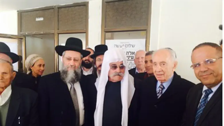 Peres pays condolence call to victims of Jerusalem attack
