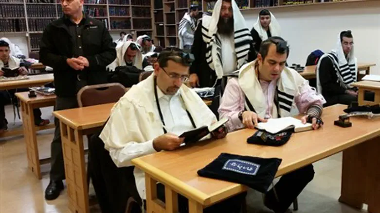 Дан Шапиро молится в синагоге