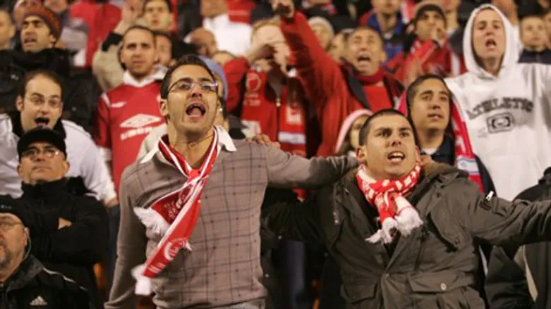 אוהדי הפועל תל אביב. למצולמים אין קשר לכתבה