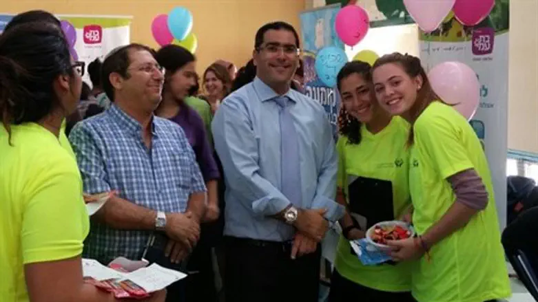 ג'רבי עם בנות שירות לאומי