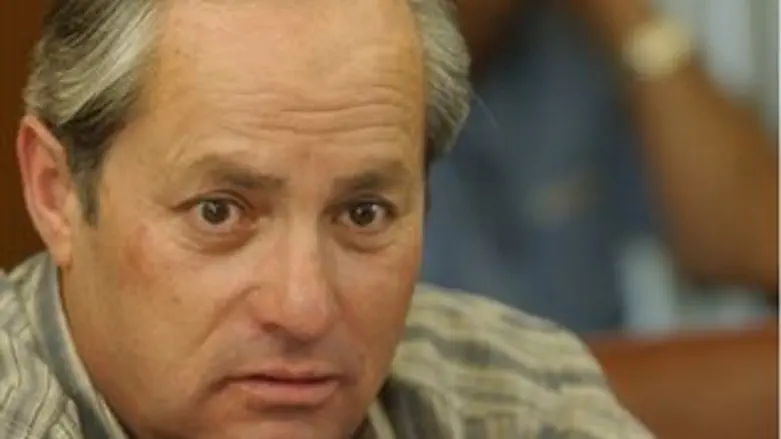 מזוז יישב בכלא. הנדל