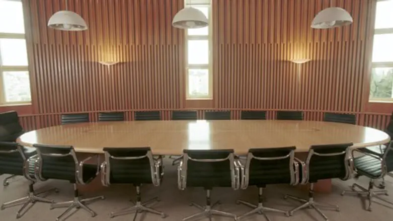 לא פשוט בראש השולחן... מה יאמרו הפמיניסטיות?