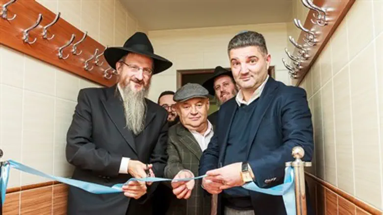 גוזרים את הסרט עם הרב לאזאר