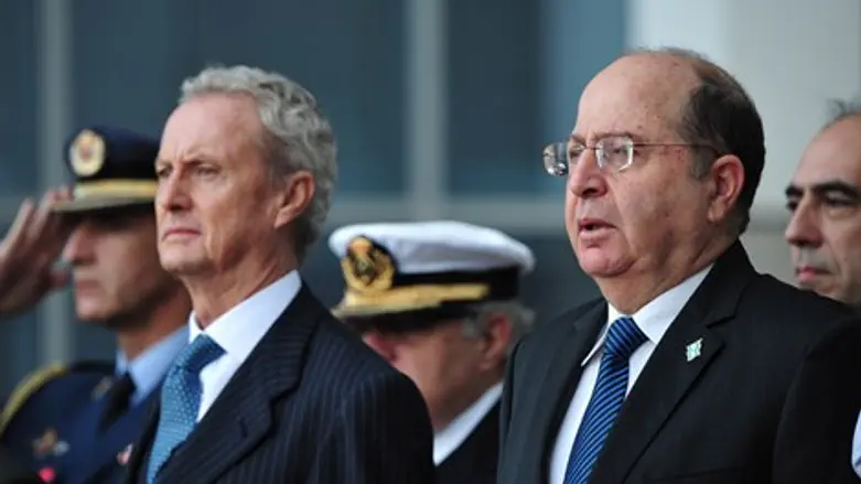 יעלון עם שר ההגנה הספרדי