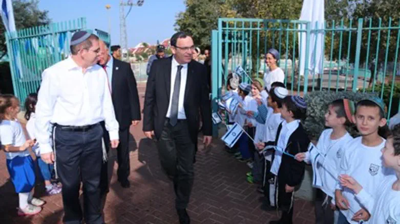 השר פירון באריאל