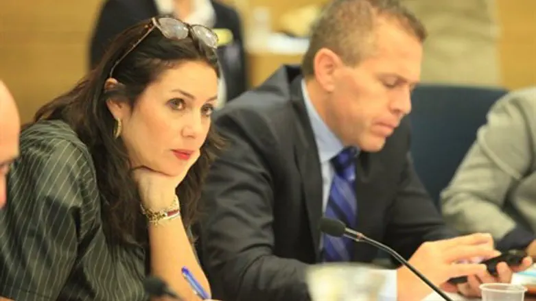 הדיון. היום