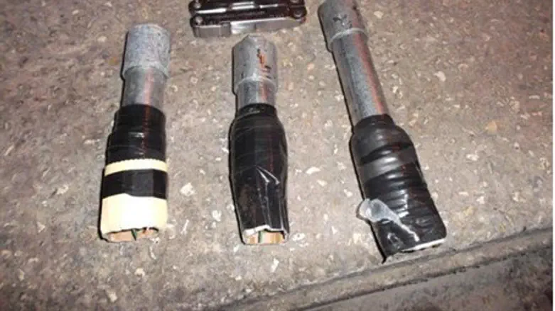 Отнятые у террориста самодельные бомбы