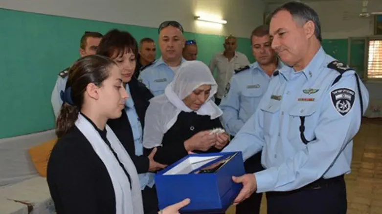 דנינו מעניק את הסמלים לרעייתו של זידאן