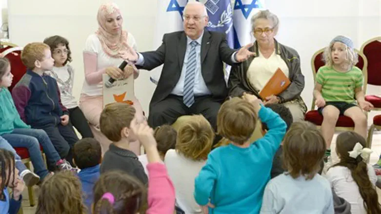 הנשיא מארח את ילדי בית הספר הדו לשוני