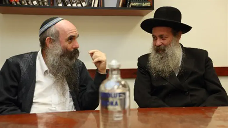 שולי רנד והרב שפירא בהתוועדות