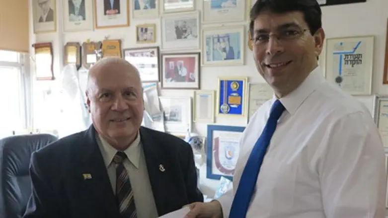 ח"כ דני דנון מגיש את מועמדותו לראשות הליכוד