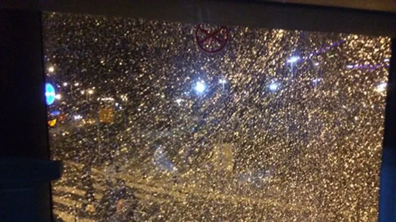 השמשה המנופצת מתוך האוטובוס