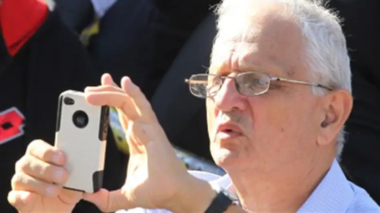 נחום ברנע בסיור (ארכיון)