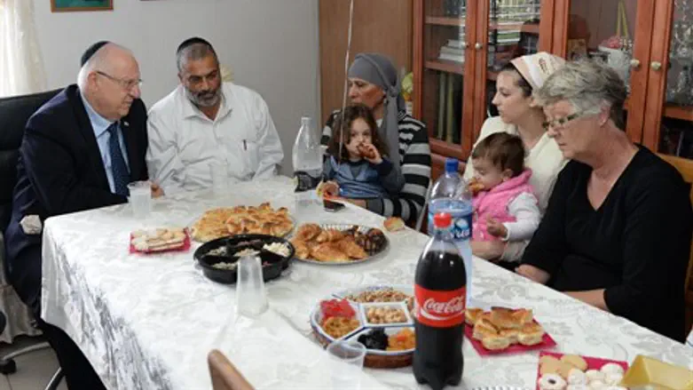 ראובן ריבלין בביקור בבית משפחת עראמי