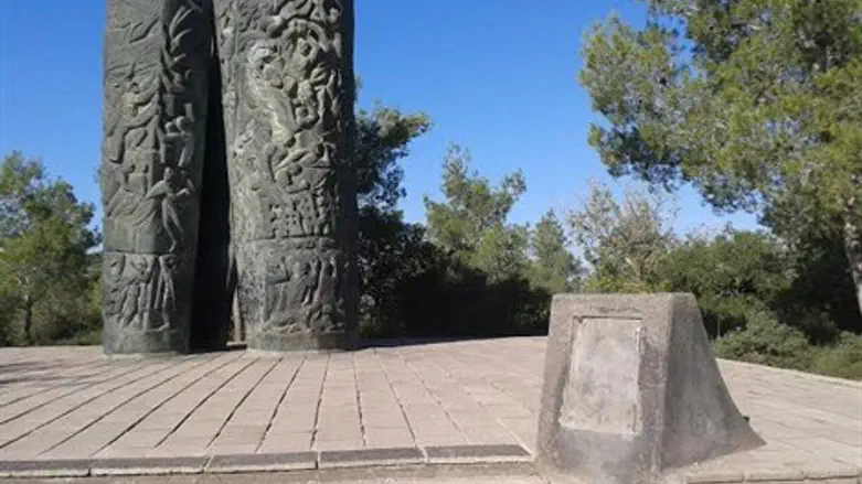 האנדרטה שהושחתה