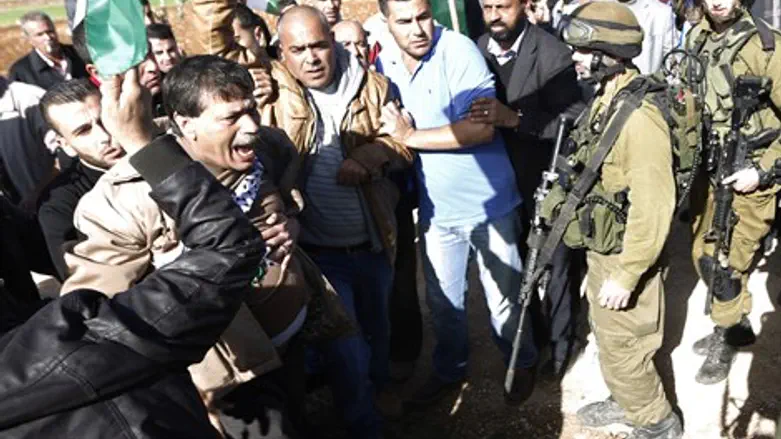 אבו עין דקות לפני מותו בהפגנה סמוך לשילה