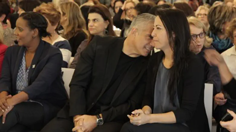 יאיר לפיד ורעייתו ליהיא, הבוקר