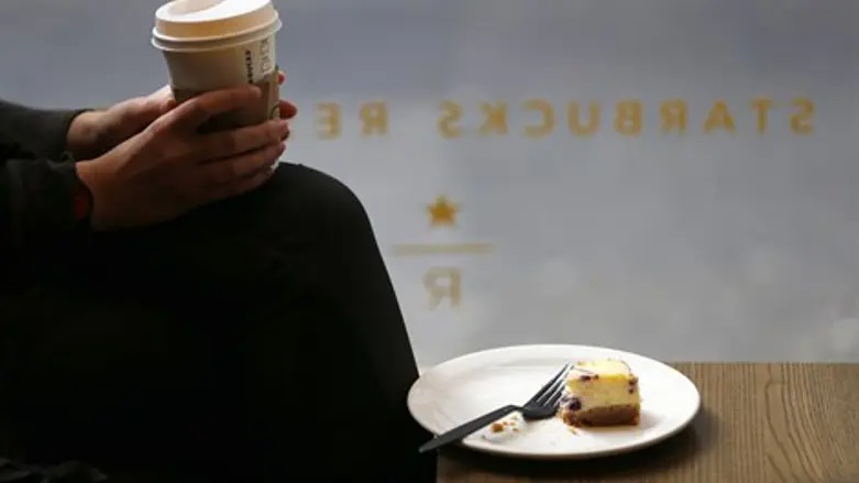 כוס קפה ומאפה