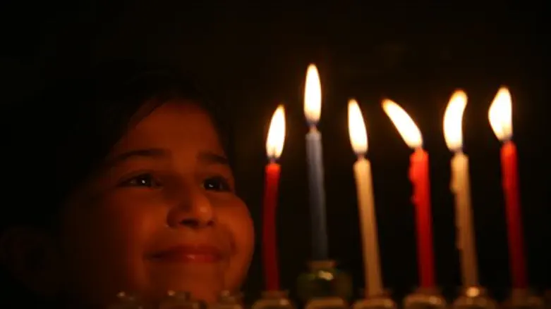 Lighting Chanukah candles (illustration)