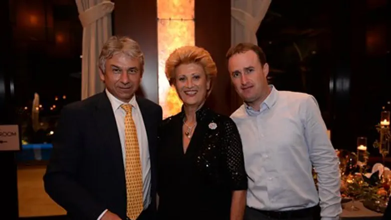 יעקב ברג עם בני הזוג איבצ'ר שרכשו את הבקבוק