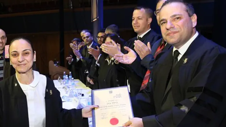 ראש הלשכה מעניק את התעודה להילה כהן