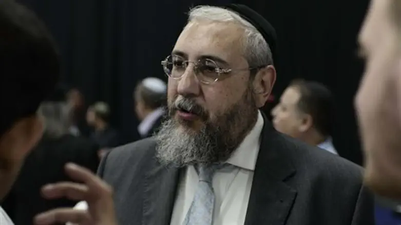 זורק כפפה לבנט. הרב אמסלם