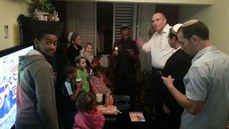 מדליקים נרות בלוד