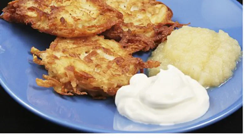 Hanukkah latkes (illustration)