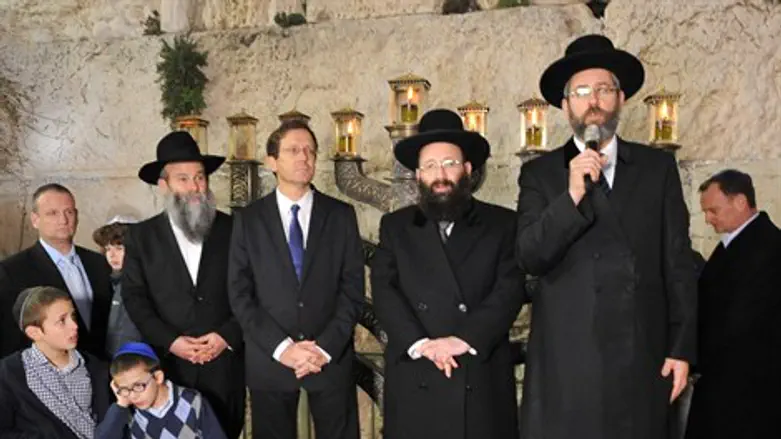 בכותל המערבי, הערב