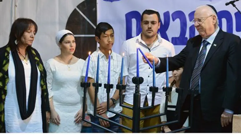 Reuven Rivlin lights candles in Nitzan