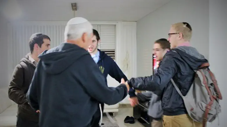 יצחק והבחורים