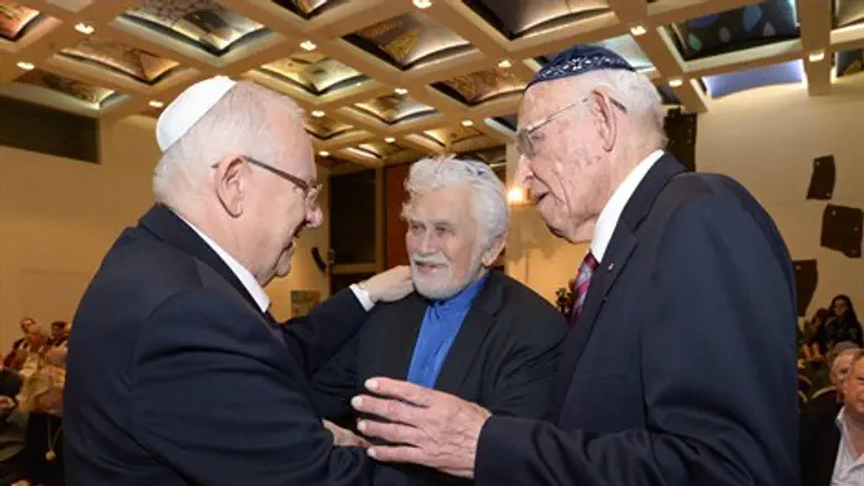 מימין: אורי חנוך - יליד קובנו, שמואל עצמון יליד פולין ונשיא המדינה