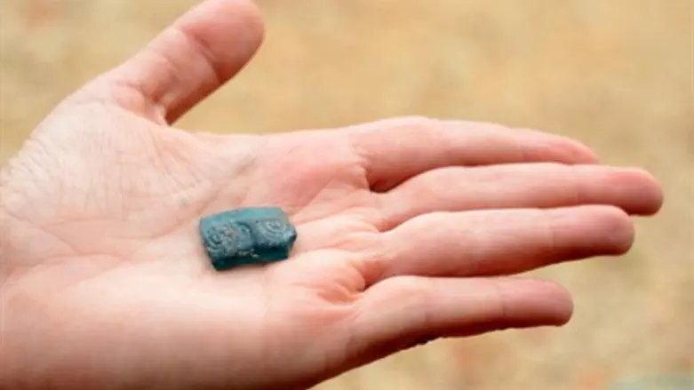 הצמיד עוטר בסמלי מנורת שבעת הקנים 