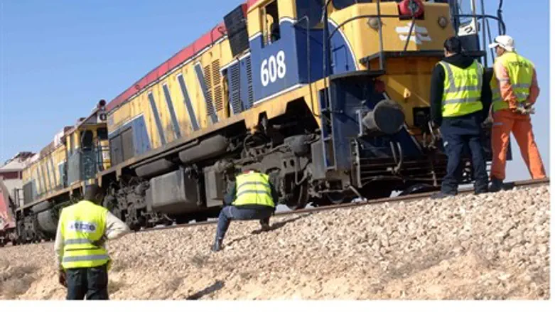Israel Railways workers with train (file)